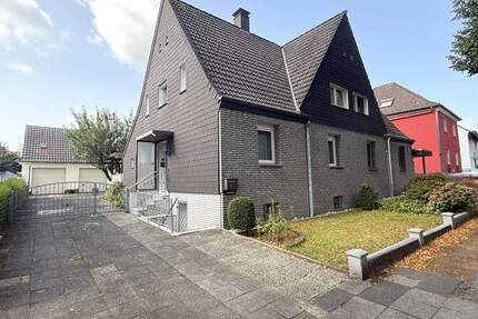 Doppelhaushälfte mit großem Garten und zwei Garagen in Recklinghausen- Hochlar 6 zimmer