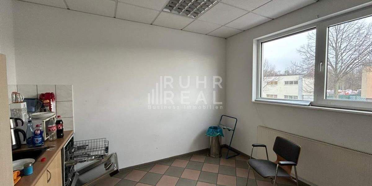 Lagerfläche mit Hebebühnen | 5 ebenerdige Rolltore | Umkleiden zimmer