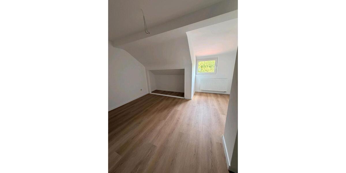Dachgeschoßwohnung Essen Stadtbezirk V - 2 Zimmer, 74 m&sup2;, 900&euro; | Angebot:26579671