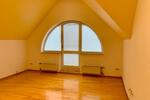 Großzügige wunderschöne Wohnung mit Balkon
