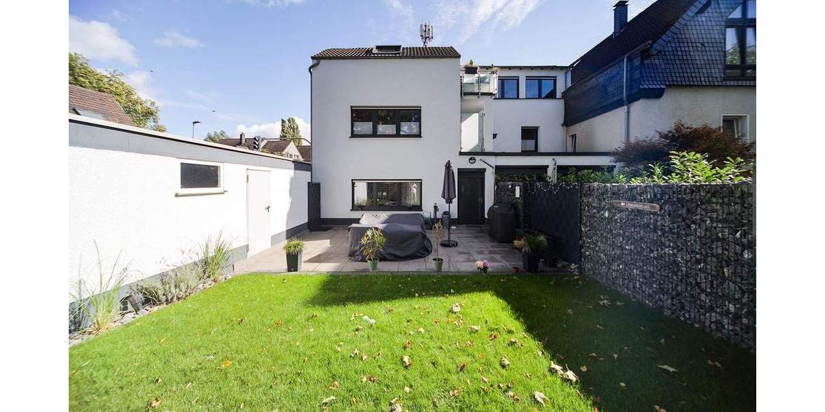 Hochwertige Erdgeschosswohnung mit Garten in kernsaniertem 3-Familienhaus 4 zimmer