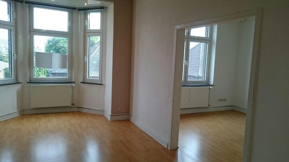 Große Altbauwohnung mit Erker und Garten zimmer
