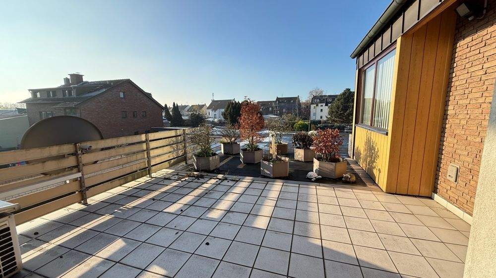 Wohnen & Arbeiten vereint: Einfamilienhaus mit vielseitig nutzbarer Halle, zwei Lagerflächen und drei Garagen zimmer