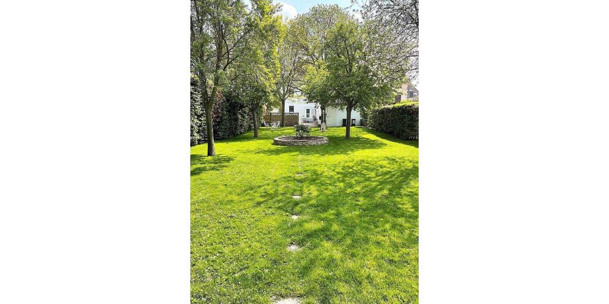 Wohnen und Arbeiten: Stilvolles Mehrfamilien- und Geschäftshaus mit großem Garten. 1 zimmer