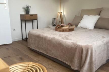 Schöne, renovierte 2,5-Zimmer-Dachgeschoßwohnung mit Küche