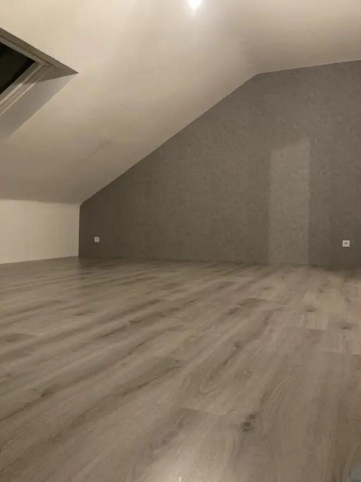 2,5-Zimmer-Dachgeschosswohnung zzgl. Kfz-Stellplatz ab 01.01.2026 zimmer