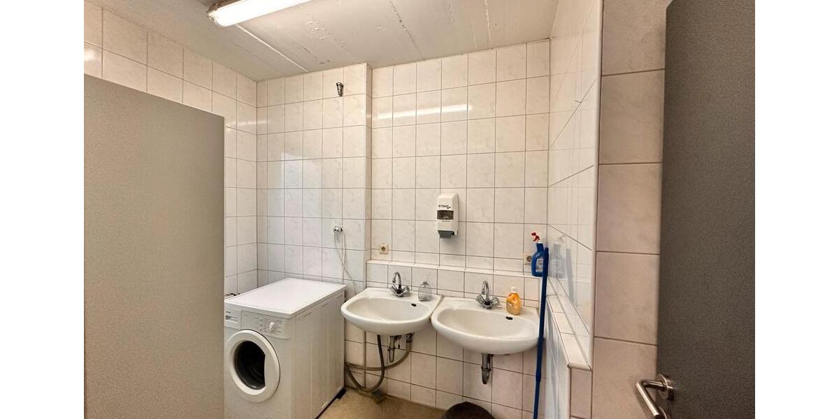 Zwei Gewerbehallen (ehem. Kfz-Werkstatt) in Dorsten-Wulfen zimmer