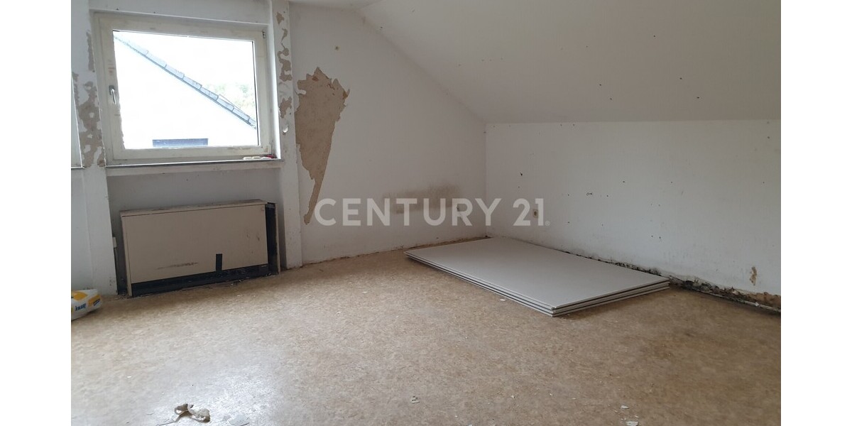 *Renovierungsobjekt* - Kapitalanlage mit Potenzial: Dachgeschosswohnung in begehrter Wohngegend 2 zimmer