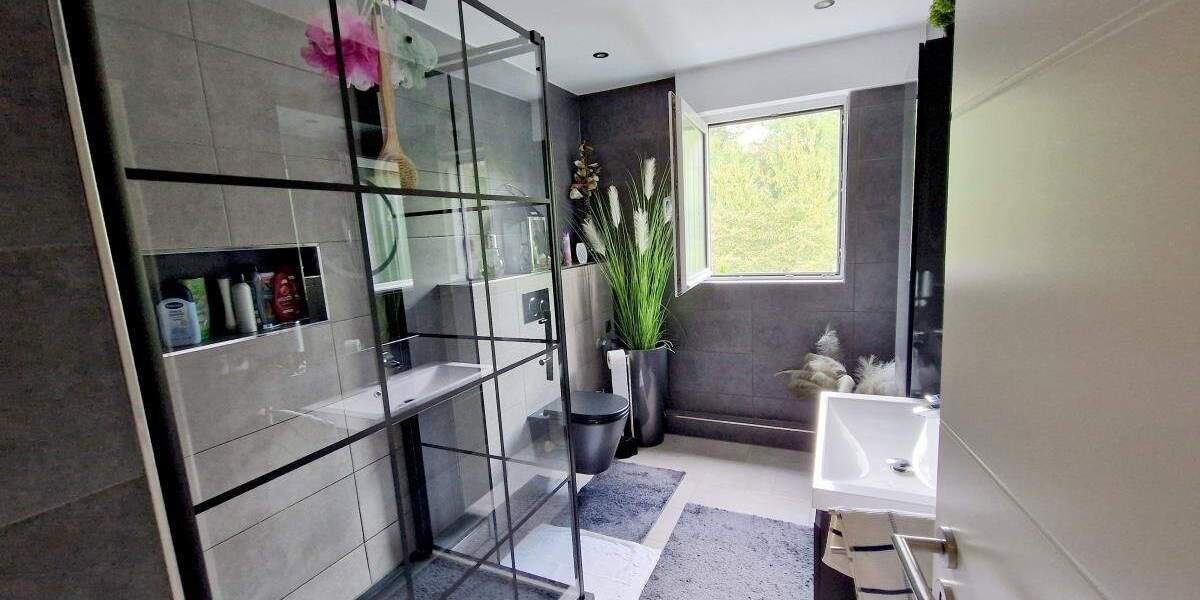 Modernes Zweifamilienhaus mit großem Garten und gehobener Ausstattung 7 zimmer