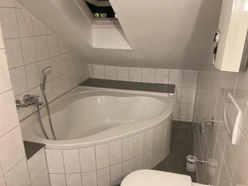 2,5-Zimmer-Dachgeschosswohnung zzgl. Kfz-Stellplatz ab 01.01.2026 zimmer