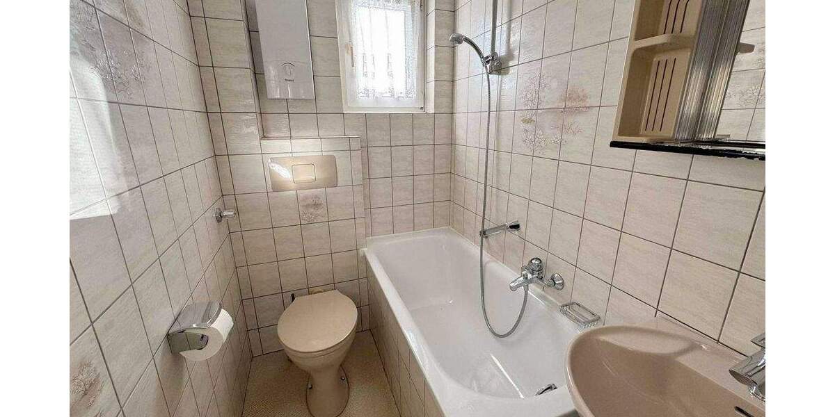 GEPFLEGTE DOPPELHAUSHÄLFTE MIT GARAGEN AUF GROßEM GRUNDSTÜCK IN DER MENGEDER HEIDE 6 zimmer