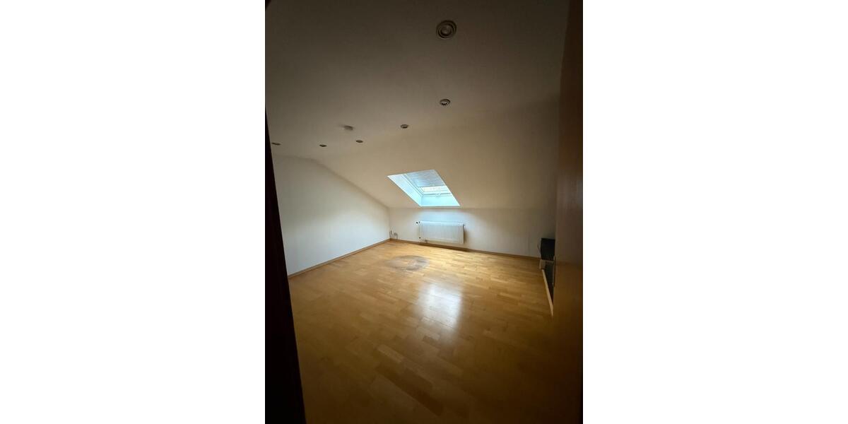 Dachgeschoßwohnung Oberhausen - 3.5 Zimmer, 80 m&sup2;, 660&euro; | Angebot:25143759