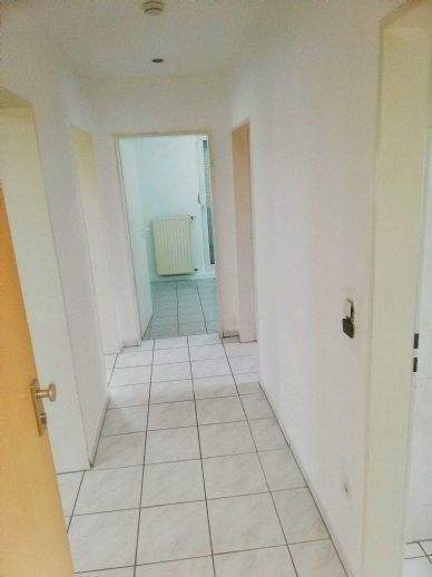 Wohnung mit Balkon sucht Mieter! Gut geschnittene 3,5-Raum-Wohnung im 1.OG • 62m² Wfl. im gepflegten 6-Familien-Haus 3 zimmer