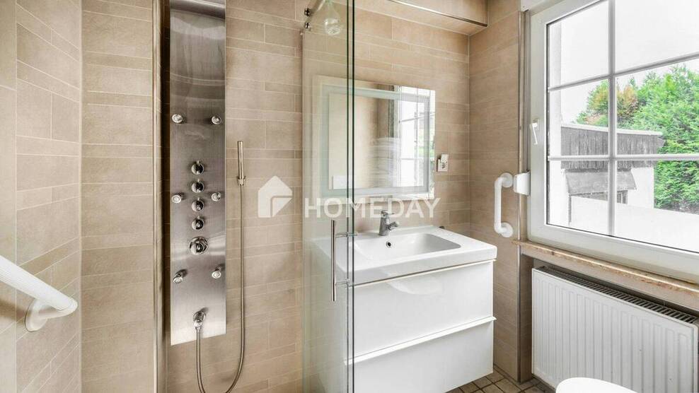 Doppelhaushälfte mit modernisierter Ausstattung, Doppelgarage und nachhaltiger Energieversorgung 5 zimmer