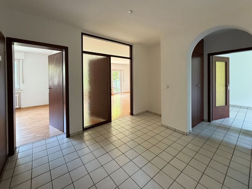 Provisionsfrei* Mehrfamilienhaus, 4 WE in Top Lage, EG 93 qm mit Garten u. Garage frei