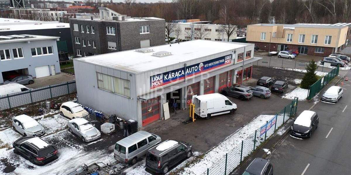 Lagerfläche mit Hebebühnen | 5 ebenerdige Rolltore | Umkleiden zimmer