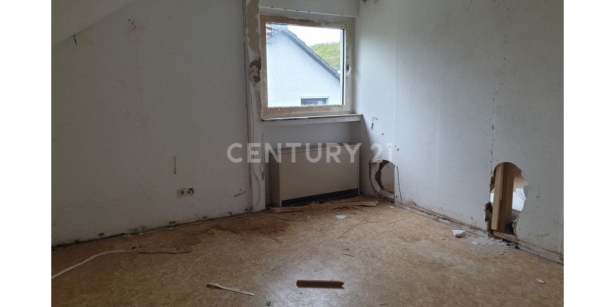 *Renovierungsobjekt* - Kapitalanlage mit Potenzial: Dachgeschosswohnung in begehrter Wohngegend 2 zimmer