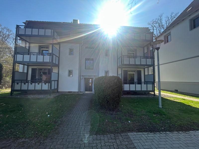 Schöne tapezierte 2 Zimmer Wohnung mit hellen Vinylboden