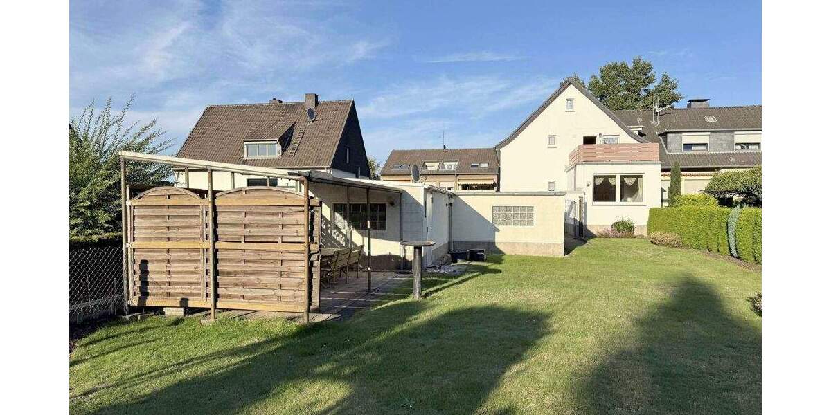 GEPFLEGTE DOPPELHAUSHÄLFTE MIT GARAGEN AUF GROßEM GRUNDSTÜCK IN DER MENGEDER HEIDE 6 zimmer