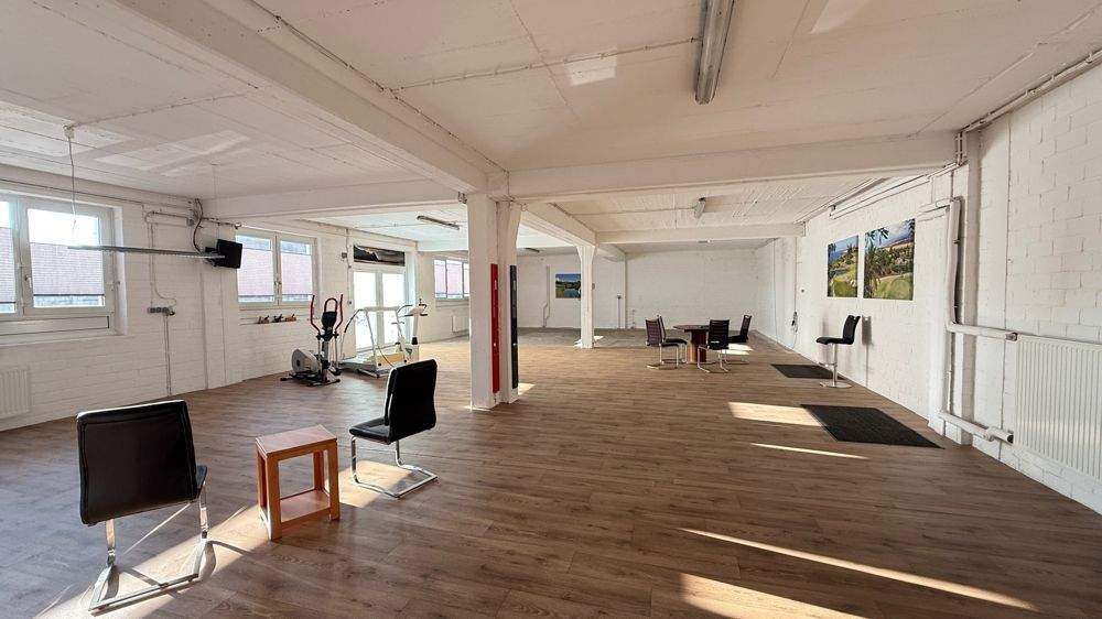 Wohnen & Arbeiten vereint: Einfamilienhaus mit vielseitig nutzbarer Halle, zwei Lagerflächen und drei Garagen zimmer