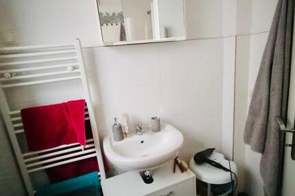 EG * Balkon * wird noch renoviert 3 zimmer