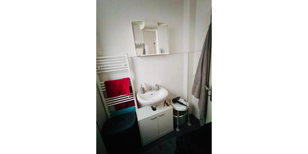 EG * Balkon * wird noch renoviert 3 zimmer