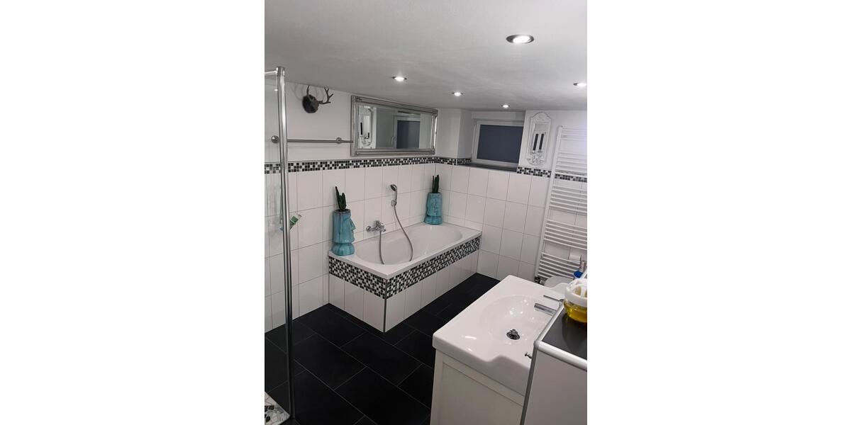 Reihenmittelhaus-modernisiert, gemütlich mit Garten und 2 Garagen 4 zimmer