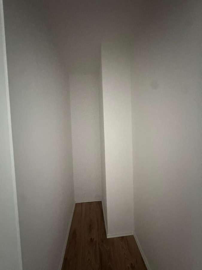 Frisch Renovierte 2-Zimmer Wohnung mit Stellplatz zu vermieten zimmer