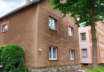 Freistehendes, geräumiges MFH mit Garten und Garage