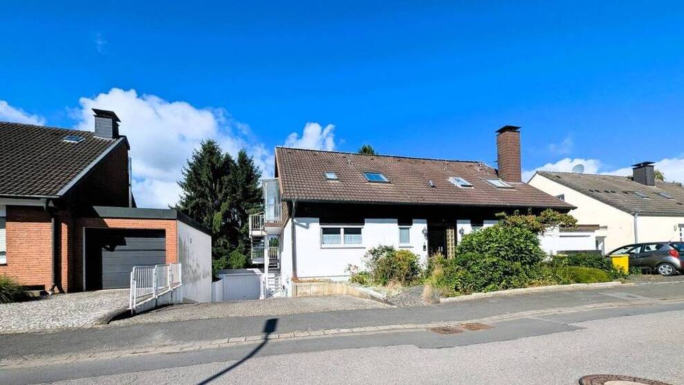 *** Terrassenwohnung mit eigenem Eingang, Garage, großem Garten + unverbaubarem Blick ins Grüne ***