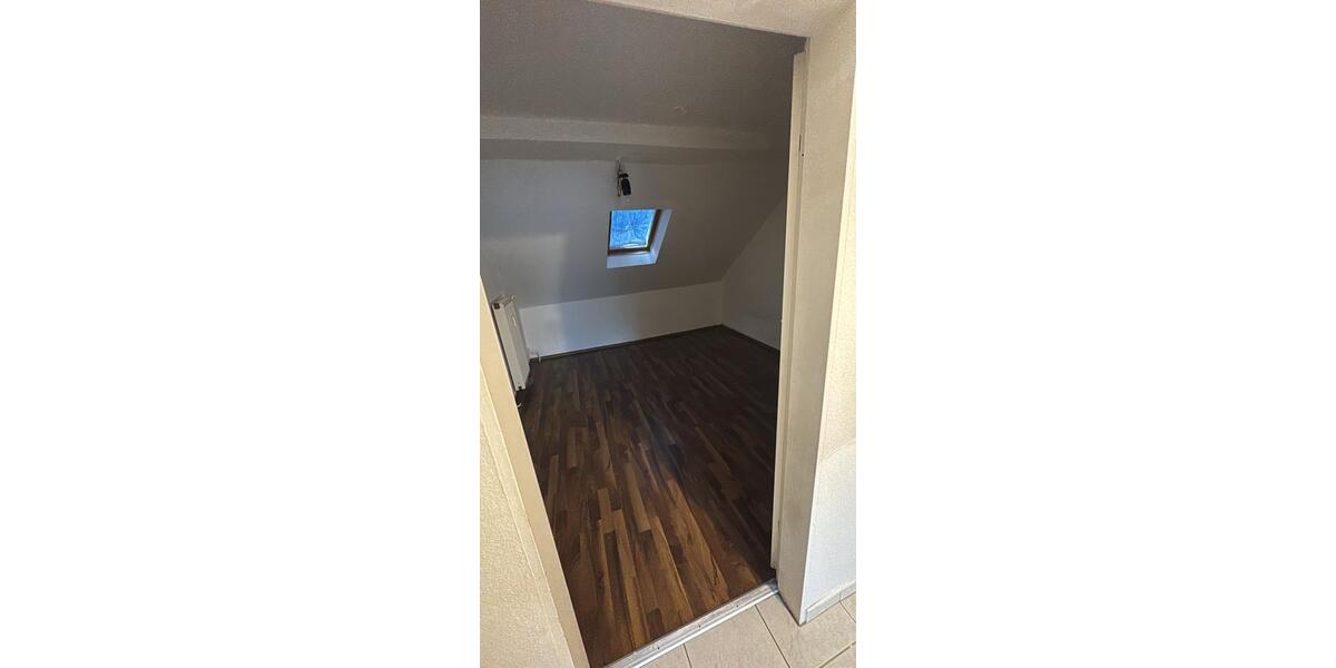 Zentrale Dachgeschoss Wohnung zu Vermieten-WG geeignet 3 zimmer