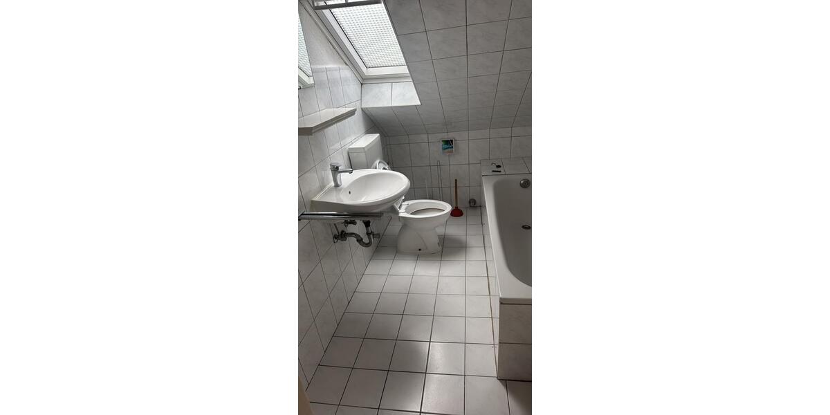 Zentrale Dachgeschoss Wohnung zu Vermieten-WG geeignet 3 zimmer