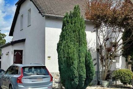 Charmante Doppelhaushälfte mit großzügigem Grundstück, moderner Ausstattung und Schwimmteich