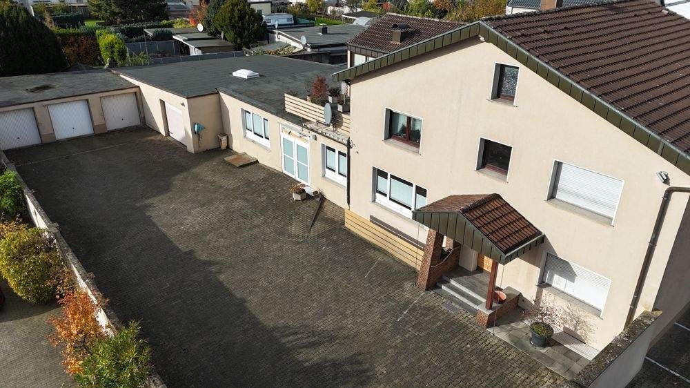 Wohnen & Arbeiten vereint: Einfamilienhaus mit vielseitig nutzbarer Halle, zwei Lagerflächen und drei Garagen zimmer