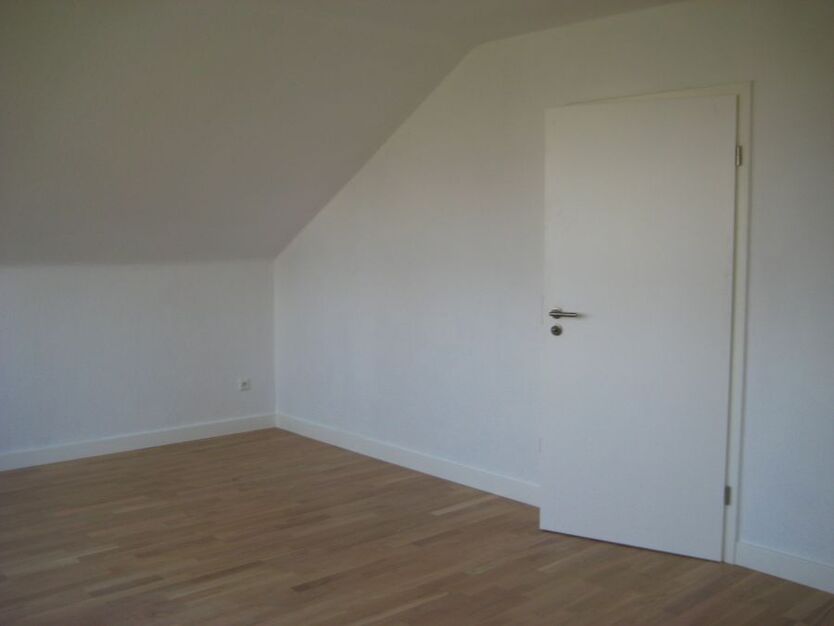 Provisionsfrei* Mehrfamilienhaus, 4 WE in Top Lage, EG 93 qm mit Garten u. Garage frei