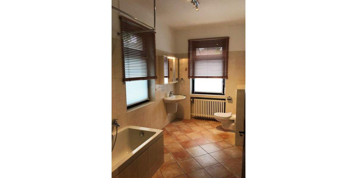 Wohnen und Arbeiten: Stilvolles Mehrfamilien- und Geschäftshaus mit großem Garten. 1 zimmer