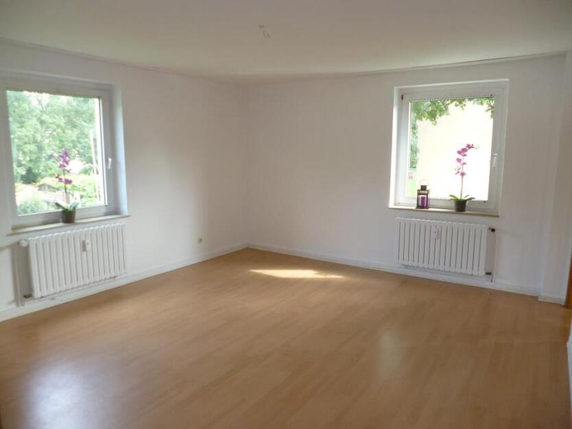 Bezugsfertige 2-Zimmer-Wohnung in Waltrop Stadtmitte frei, mit Tapete und Laminatboden zimmer