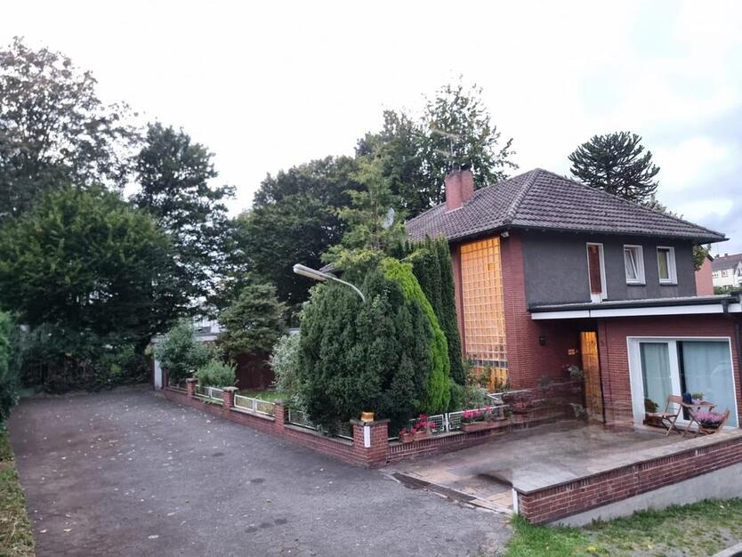 Wohnhaus mit aktuell zwei Wohnungen, einem Gästezimmer und Keller zimmer