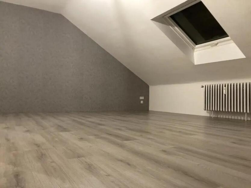 2,5-Zimmer-Dachgeschosswohnung zzgl. Kfz-Stellplatz ab 01.01.2026 zimmer