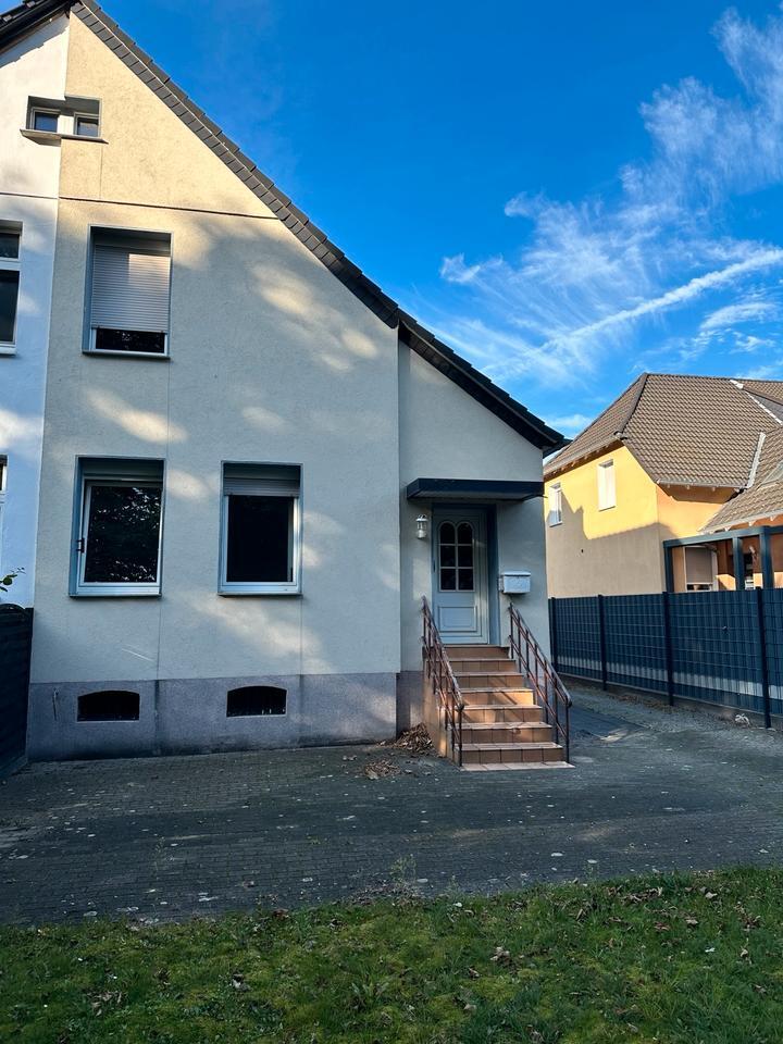 Doppelhaushälfte mit eigenem Eingang, Garten und Garage zimmer