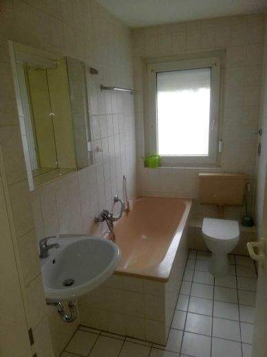 Wohnung mit Balkon sucht Mieter! Gut geschnittene 3,5-Raum-Wohnung im 1.OG • 62m² Wfl. im gepflegten 6-Familien-Haus 3 zimmer