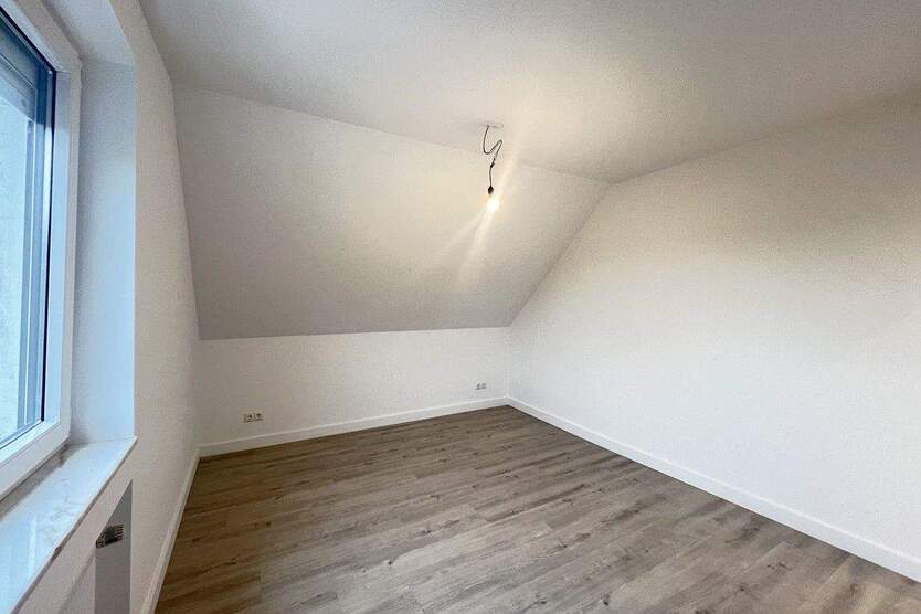 Dach-Schlösschen in Heisingen! Moderne 3½-R.-DG-Wohnung mit Balkon in ruhiger Seitenstraße 3 zimmer