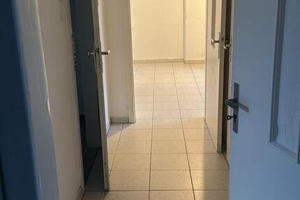 Zentrale Dachgeschoss Wohnung zu Vermieten-WG geeignet 3 zimmer