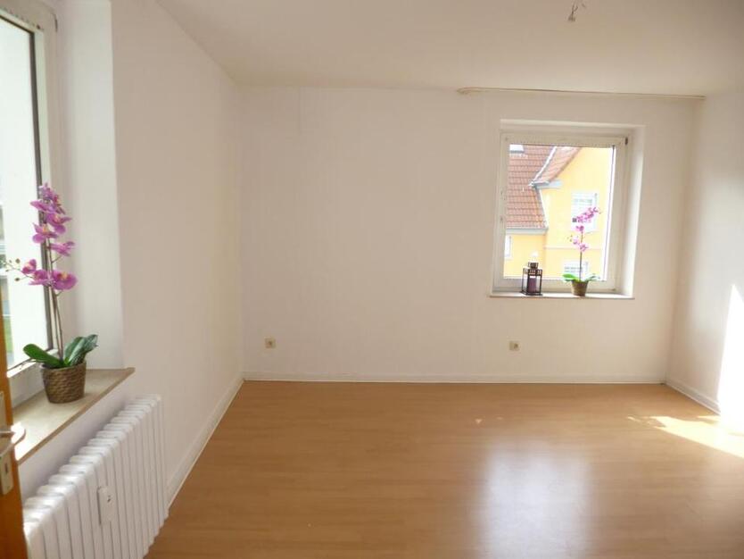 Bezugsfertige 2-Zimmer-Wohnung in Waltrop Stadtmitte frei, mit Tapete und Laminatboden zimmer