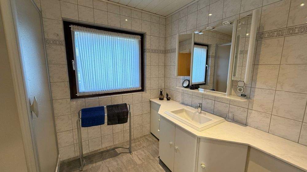 Wohnen & Arbeiten vereint: Einfamilienhaus mit vielseitig nutzbarer Halle, zwei Lagerflächen und drei Garagen zimmer