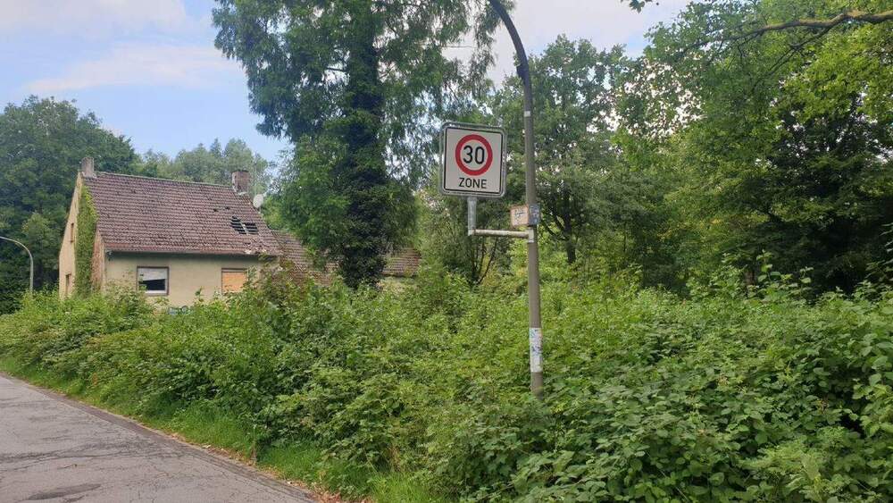 1350 qm Entwicklungsgrundstück mit 2 abrissreifen Häusern zimmer