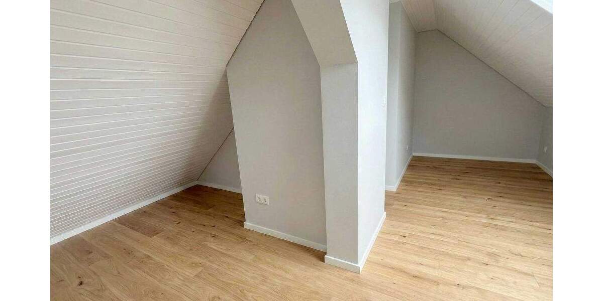 GEPFLEGTE DOPPELHAUSHÄLFTE MIT GARAGEN AUF GROßEM GRUNDSTÜCK IN DER MENGEDER HEIDE 6 zimmer