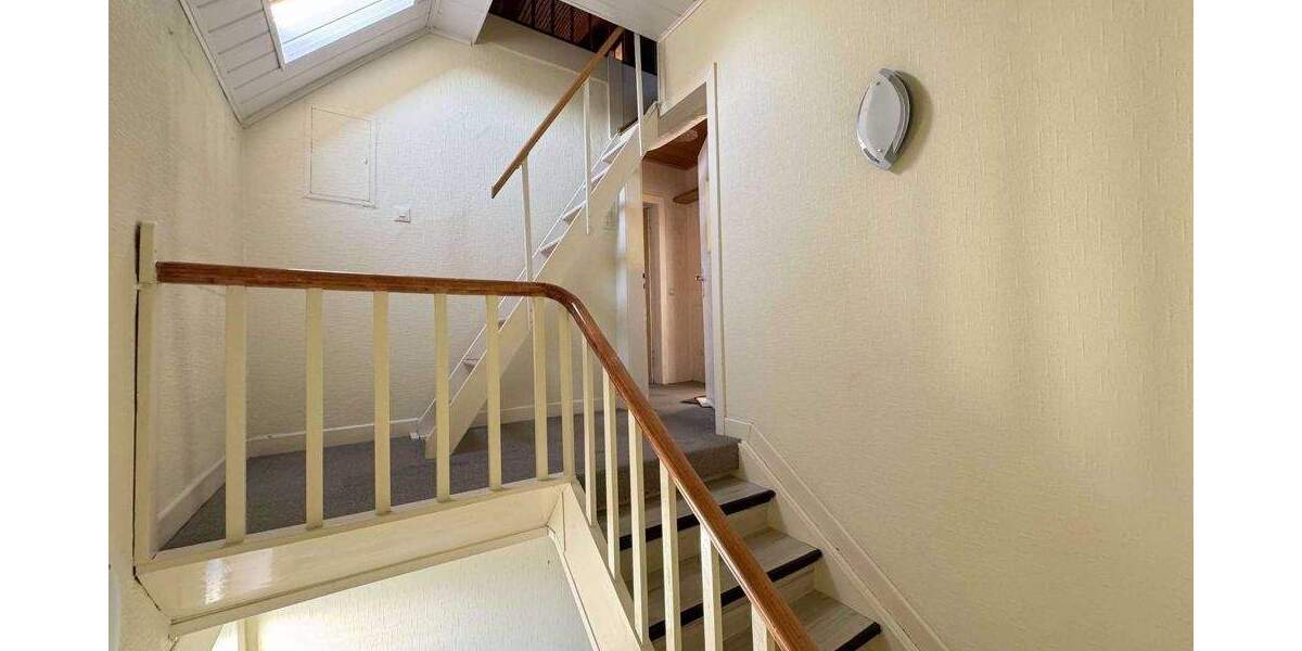 GEPFLEGTE DOPPELHAUSHÄLFTE MIT GARAGEN AUF GROßEM GRUNDSTÜCK IN DER MENGEDER HEIDE 6 zimmer