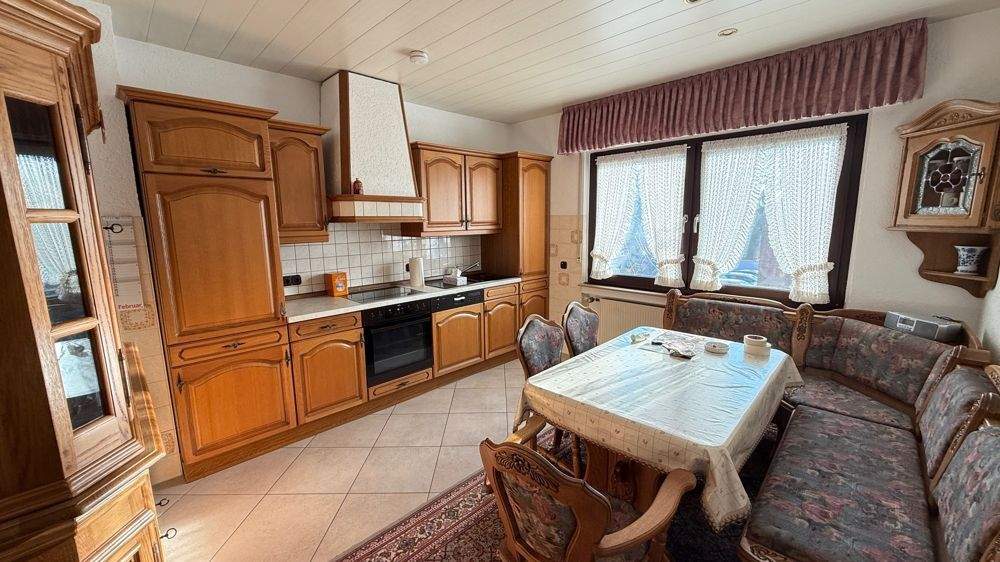 Wohnen & Arbeiten vereint: Einfamilienhaus mit vielseitig nutzbarer Halle, zwei Lagerflächen und drei Garagen zimmer