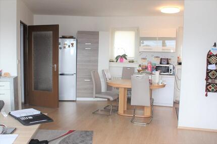 Zentral gelegene Eigentumswohnung mit Loggia und Einbauküche zimmer